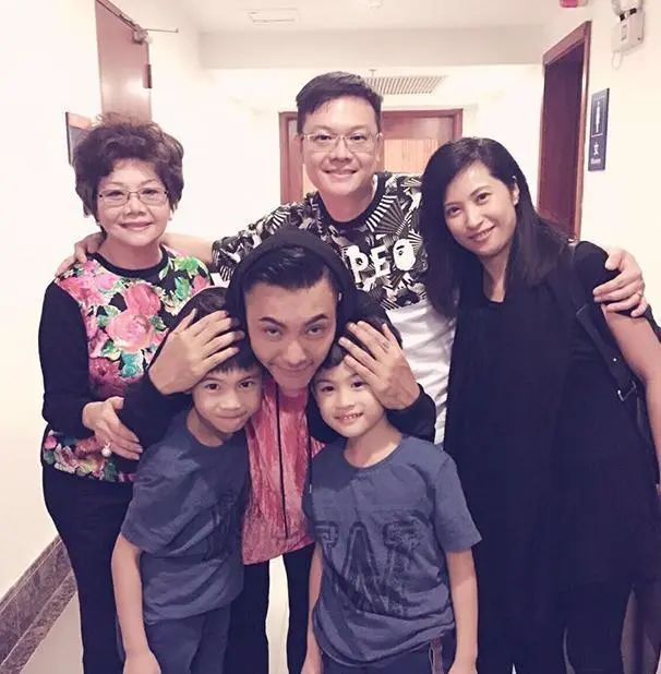 虽然小女孩是大哭的表情,但陈伟霆的笑容未免也太治愈了,又无奈又亲近