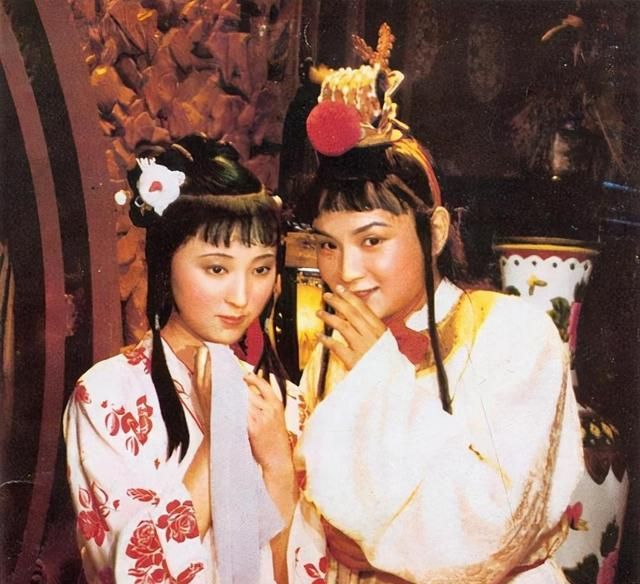 贾宝玉和薛宝钗洞房花烛夜宝玉是怎样对她的三个细节里有暗示