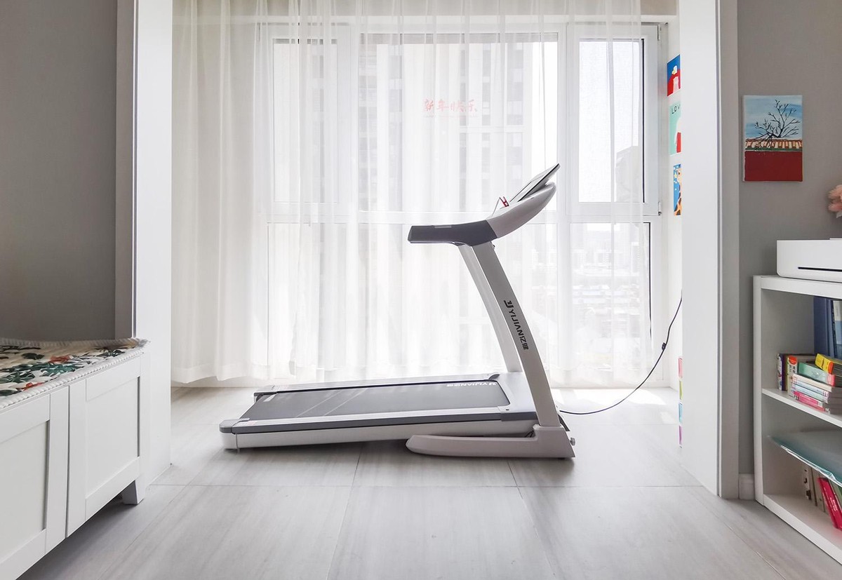 天猫精灵x亿健智能跑步机能听会说还能塞进床底下
