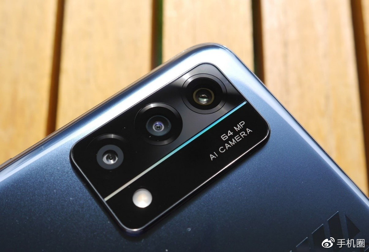 镜头模组安置在背部左侧,三颗镜头竖形排列,"64mp ai camera"字样显示