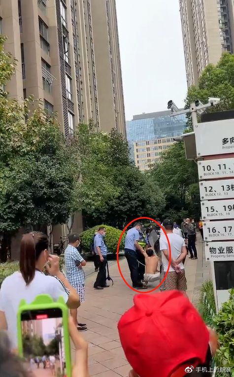 武汉一男子趴在地上学狗叫咬伤两人，警方：已送往精神病医院休闲区蓝鸢梦想 - Www.slyday.coM