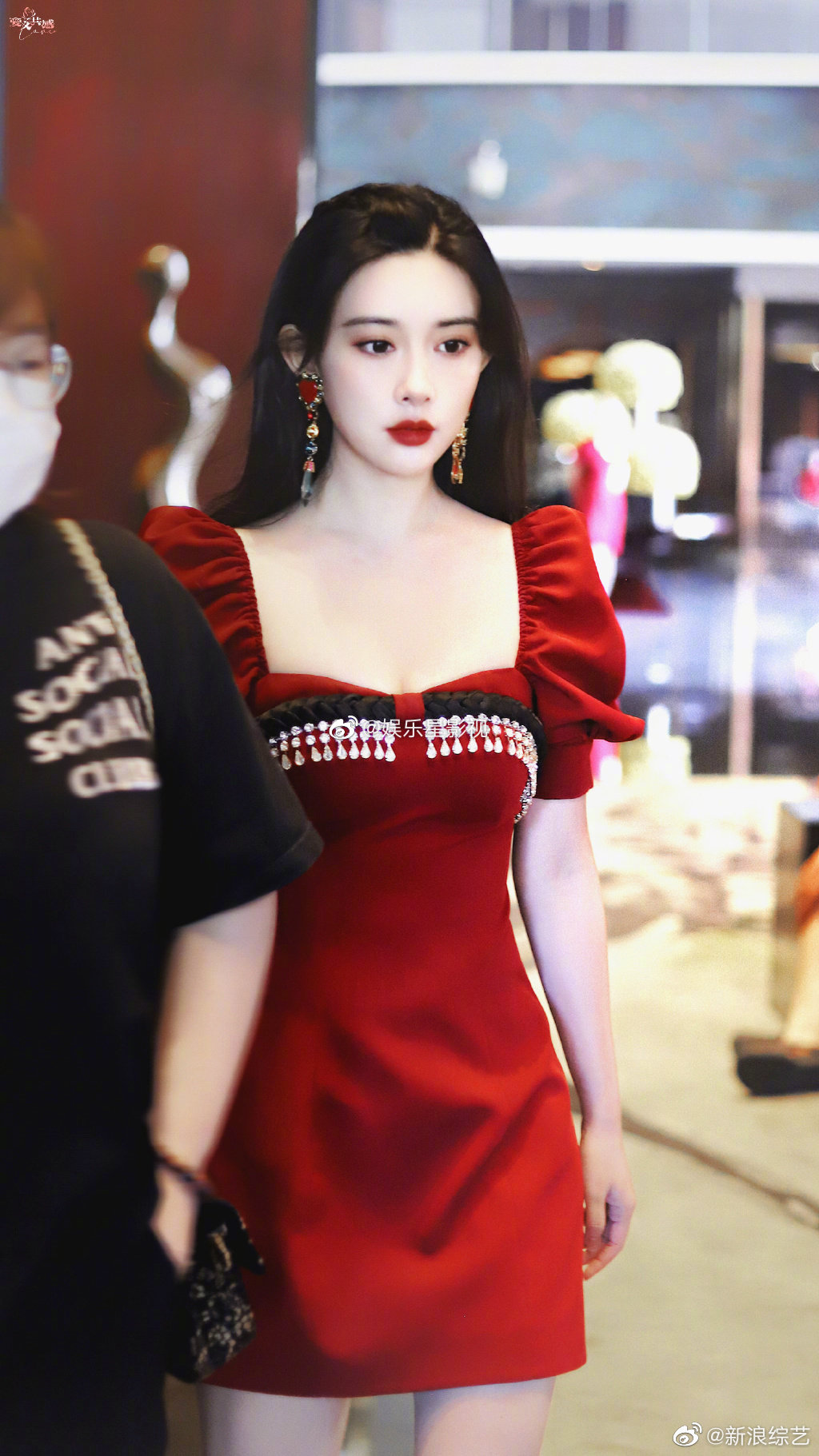 孟子义红色连衣裙的造型好美!夏天就是要看一些亮眼美女!