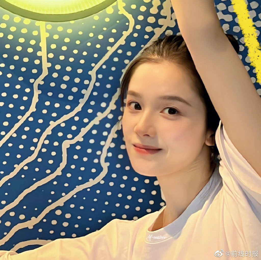 张婧仪 头像 氛围感十足,肤若凝脂的美的嘞……__财经头条