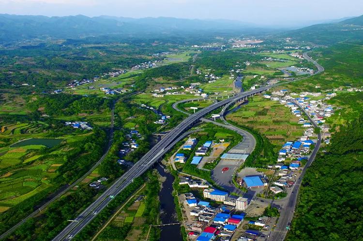 广巴高速公路 供图 旺苍县委宣传部