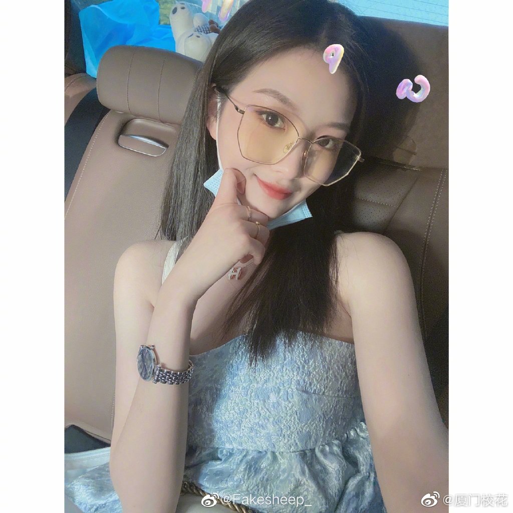 她叫程茜,99年,就读于武汉商学院,身高165cm,很有气质的女生