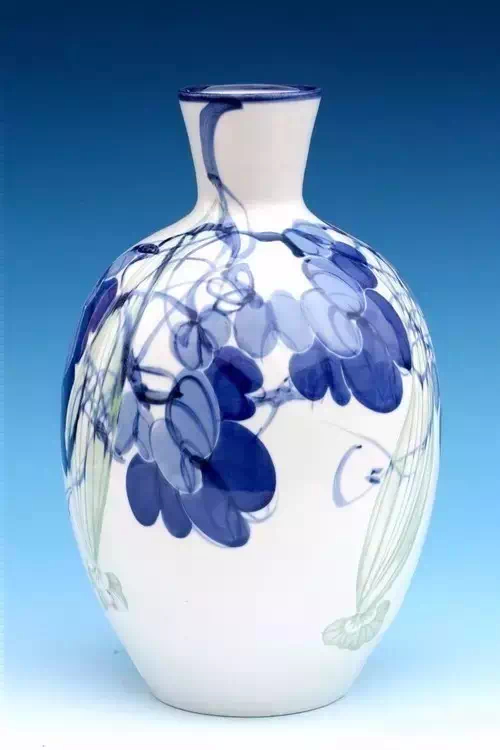 1/ 9人间最美是青花青花瓷,又称白地青花瓷,常简称青花,是中国瓷器的