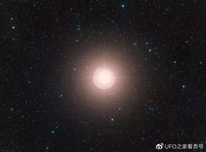 汉朝末年，夜空中突现大如半个竹席的亮星，现已扩展到宽达85光年