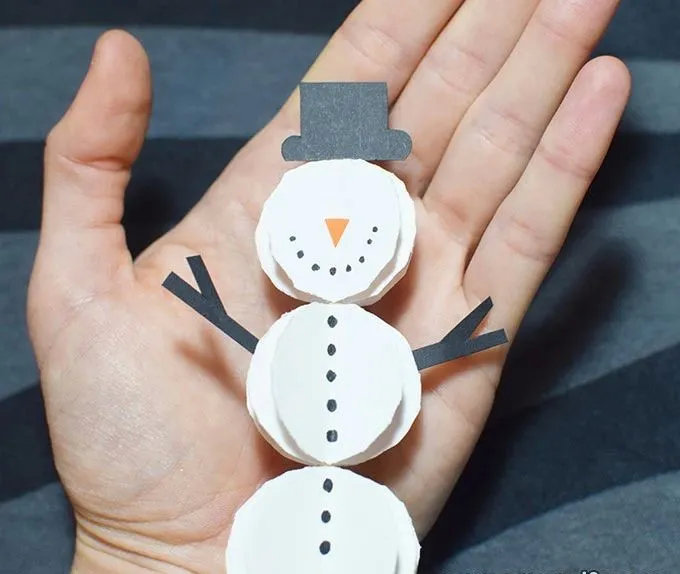 最后再在黑色卡纸上剪出帽子,手臂等粘贴上将其粘贴在木棍上并画出