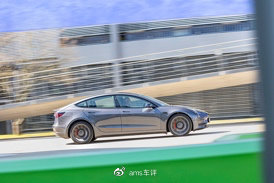 高性能玩具：特斯拉Model3、极星2和BMW i4 M50休闲区蓝鸢梦想 - Www.slyday.coM