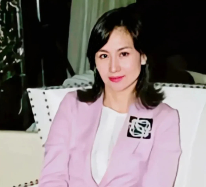 何鸿燊说女儿比李嘉欣漂亮,看了何超琼年轻照片,才知许晋亨选错
