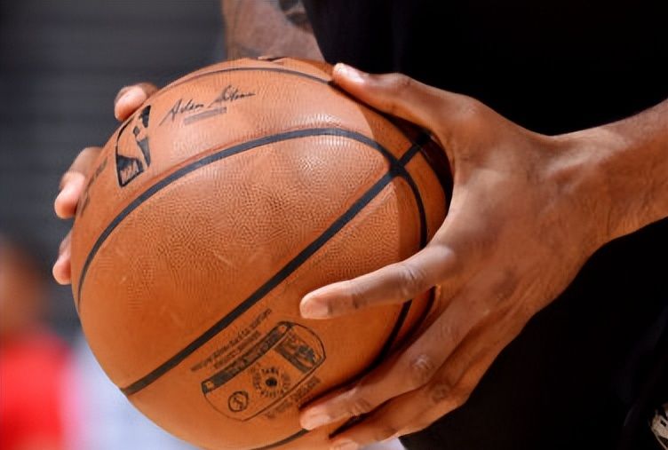 75英寸,使科怀·伦纳德能够将整个nba世界掌握在他的手掌中,并成为