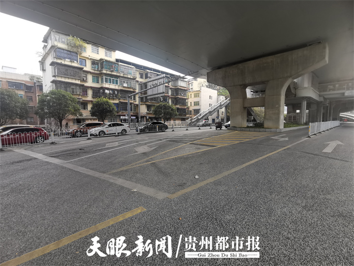 是一个丁字形路口,是经开区连接南明区的一个重要路口,也是望城坡片区