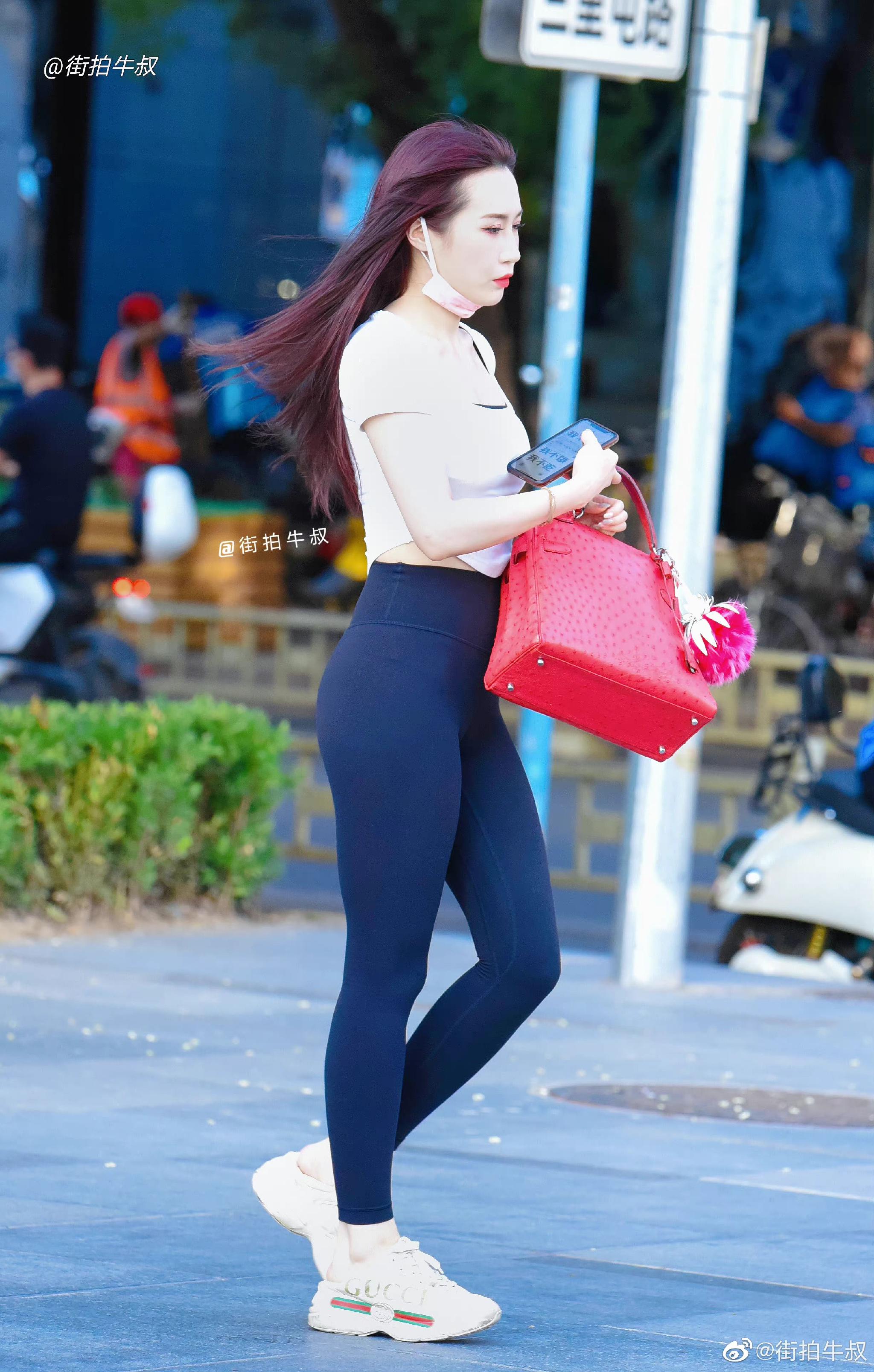 美女穿着性感的蓝色瑜伽裤出街