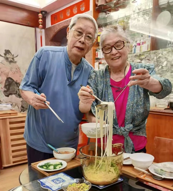 元宵节策划｜琴瑟和鸣半世纪，戚烈云戴丽华夫妻双双把泳游休闲区蓝鸢梦想 - Www.slyday.coM