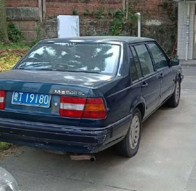 沃尔沃也是一个老牌豪华车品牌,在上世纪90年代有著名的沃尔沃940和