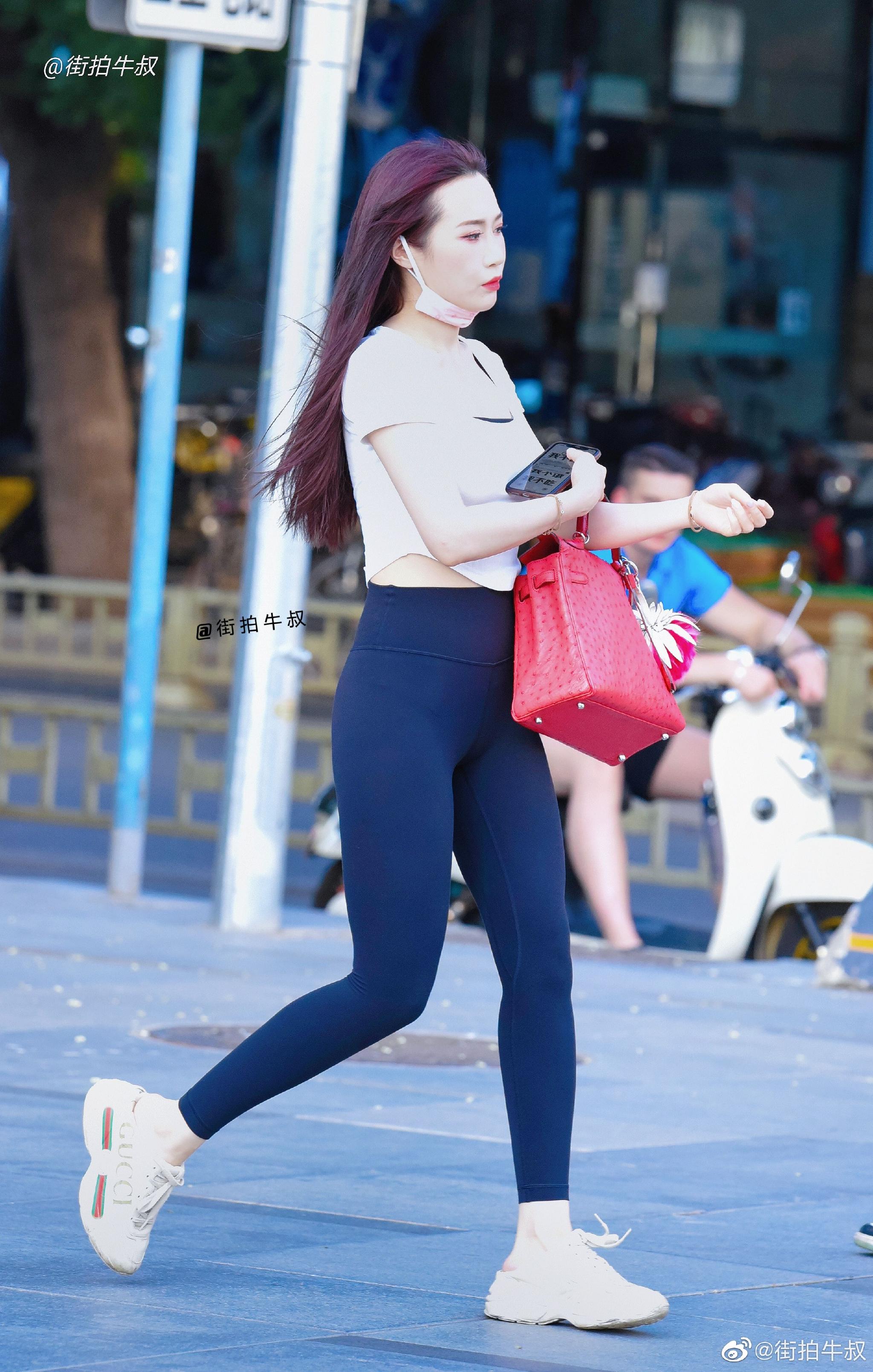 美女穿着性感的蓝色瑜伽裤出街