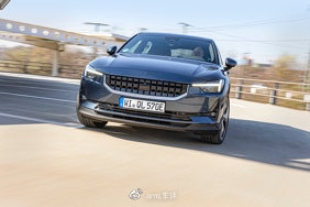 高性能玩具：特斯拉Model3、极星2和BMW i4 M50休闲区蓝鸢梦想 - Www.slyday.coM