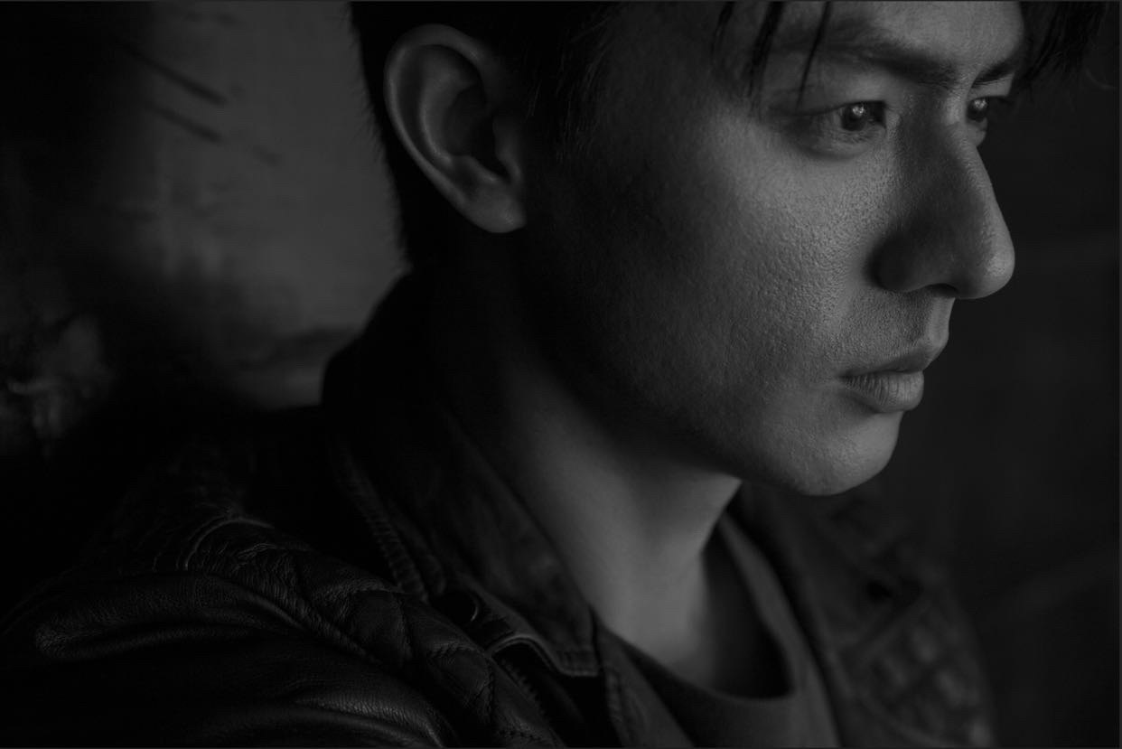 刘畅 新发的春日写真帅气明朗,身穿简约黑色短t,眼神明亮坚定