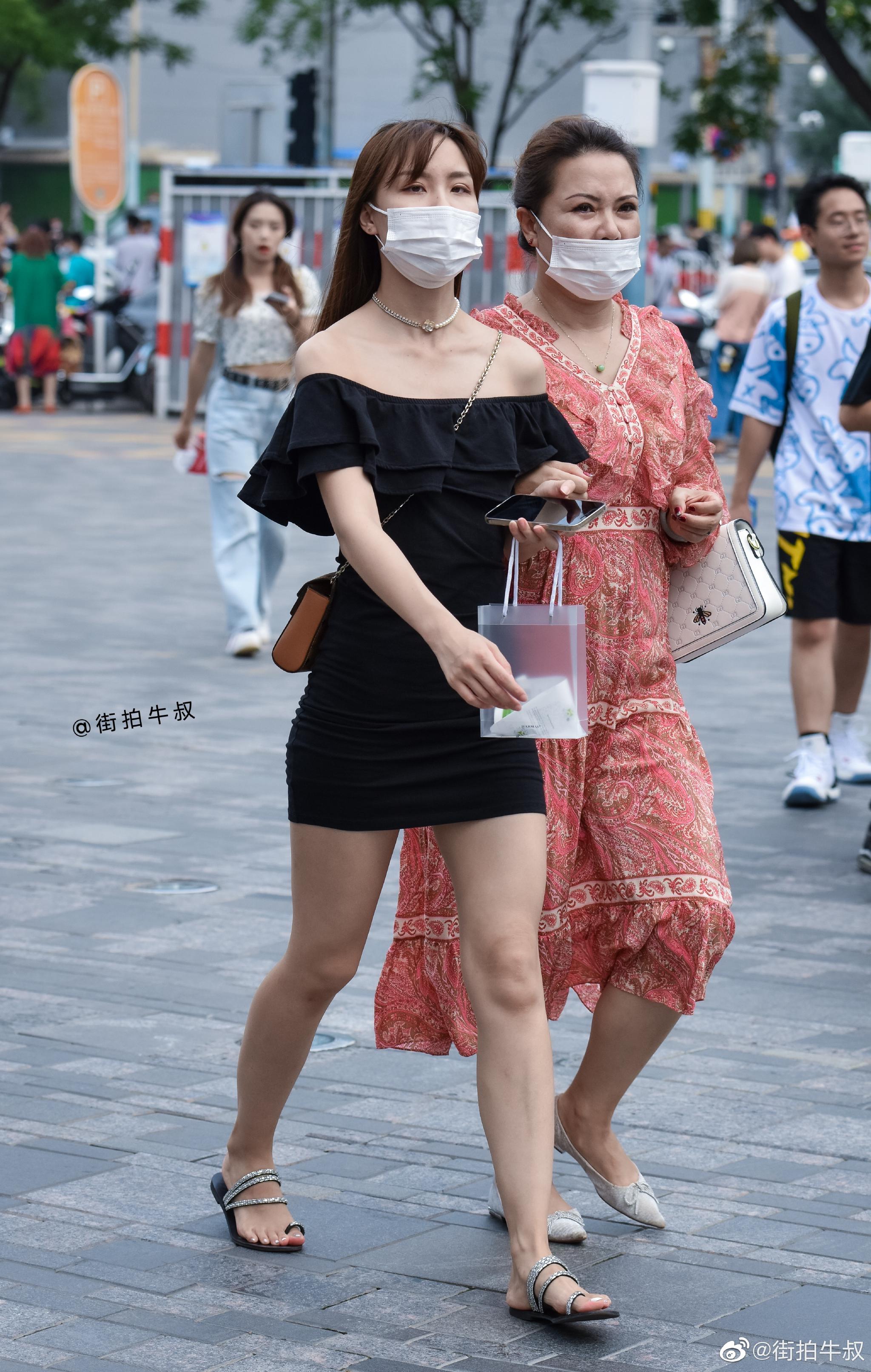 美女穿着性感的一字肩短裙出街