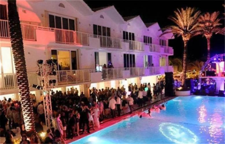 江西炫富的周劼，让世人知道上流生活如此“多姿多彩”休闲区蓝鸢梦想 - Www.slyday.coM