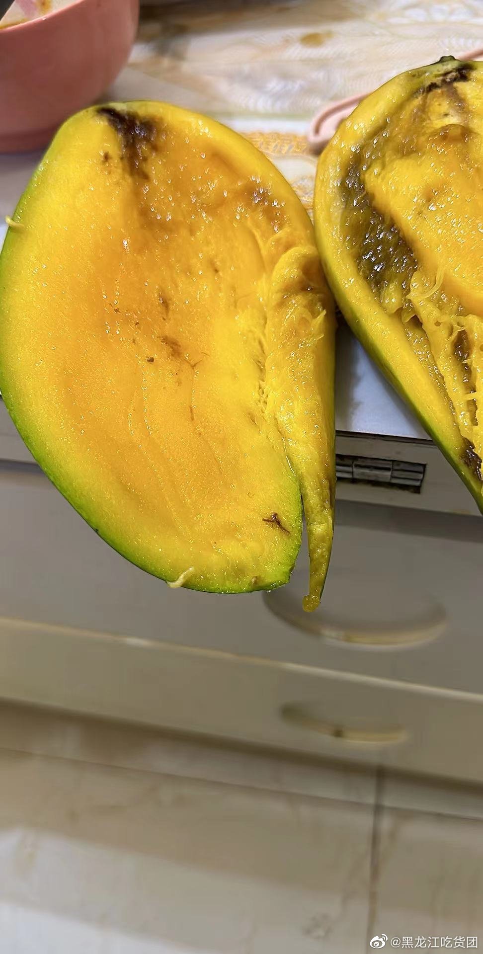 辛巴在直播间买的芒果,打开之后居然有蛆,开箱后更是恶心的不行