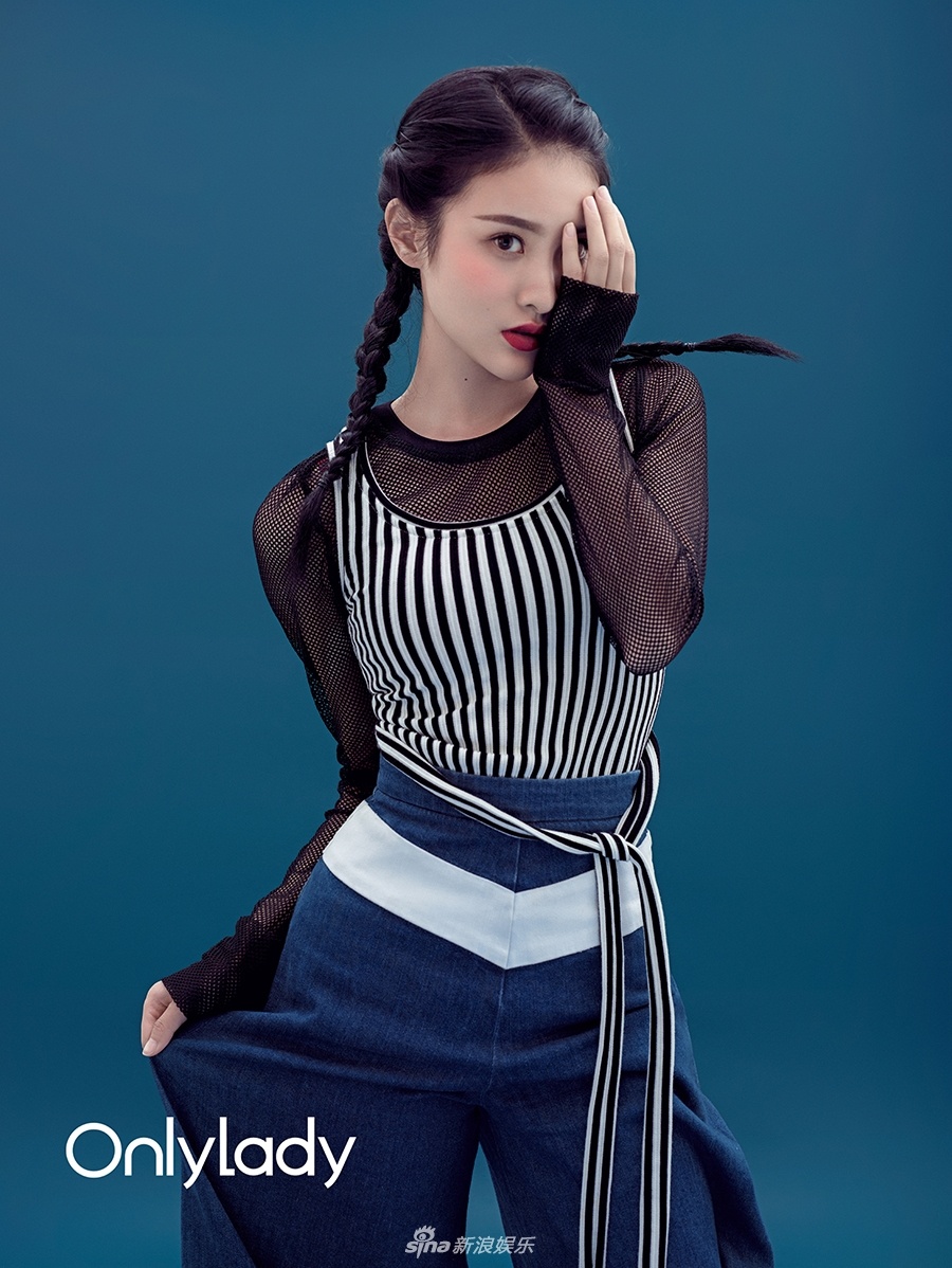 赖雨蒙撞色混搭 "单细胞美少女"玩转俏皮风