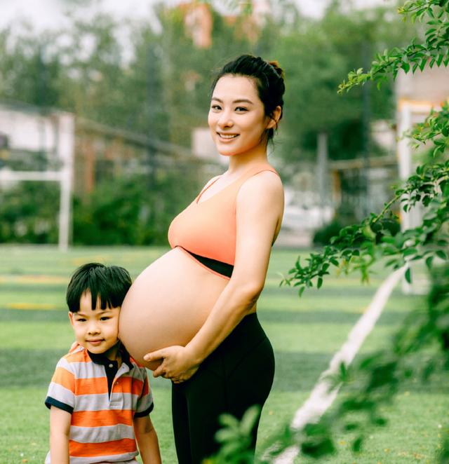奥运冠军不是一般人刘璇临盆前还能倒立何雯娜挺大肚玩瑜伽
