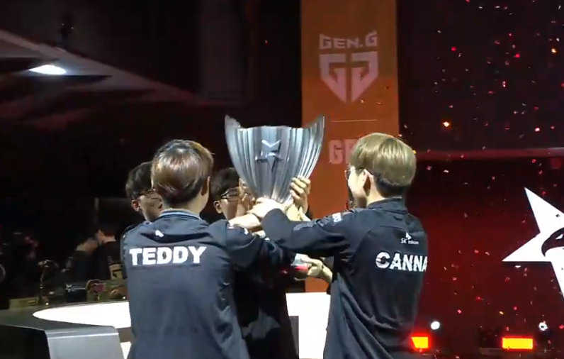 捧杯瞬间!上单canna出道即夺冠_高清图集_新浪网