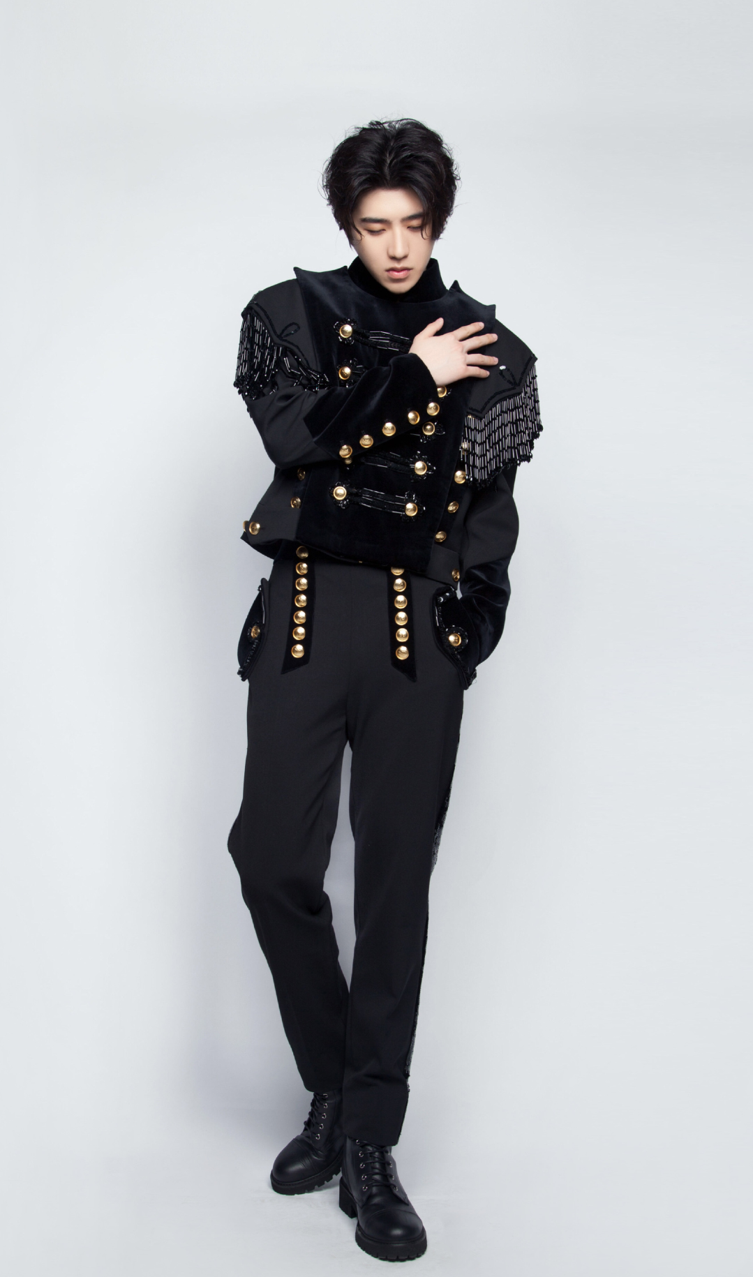 难怪蔡徐坤从不爱炫腿当他穿上短裤后女生的面子都不知往哪搁