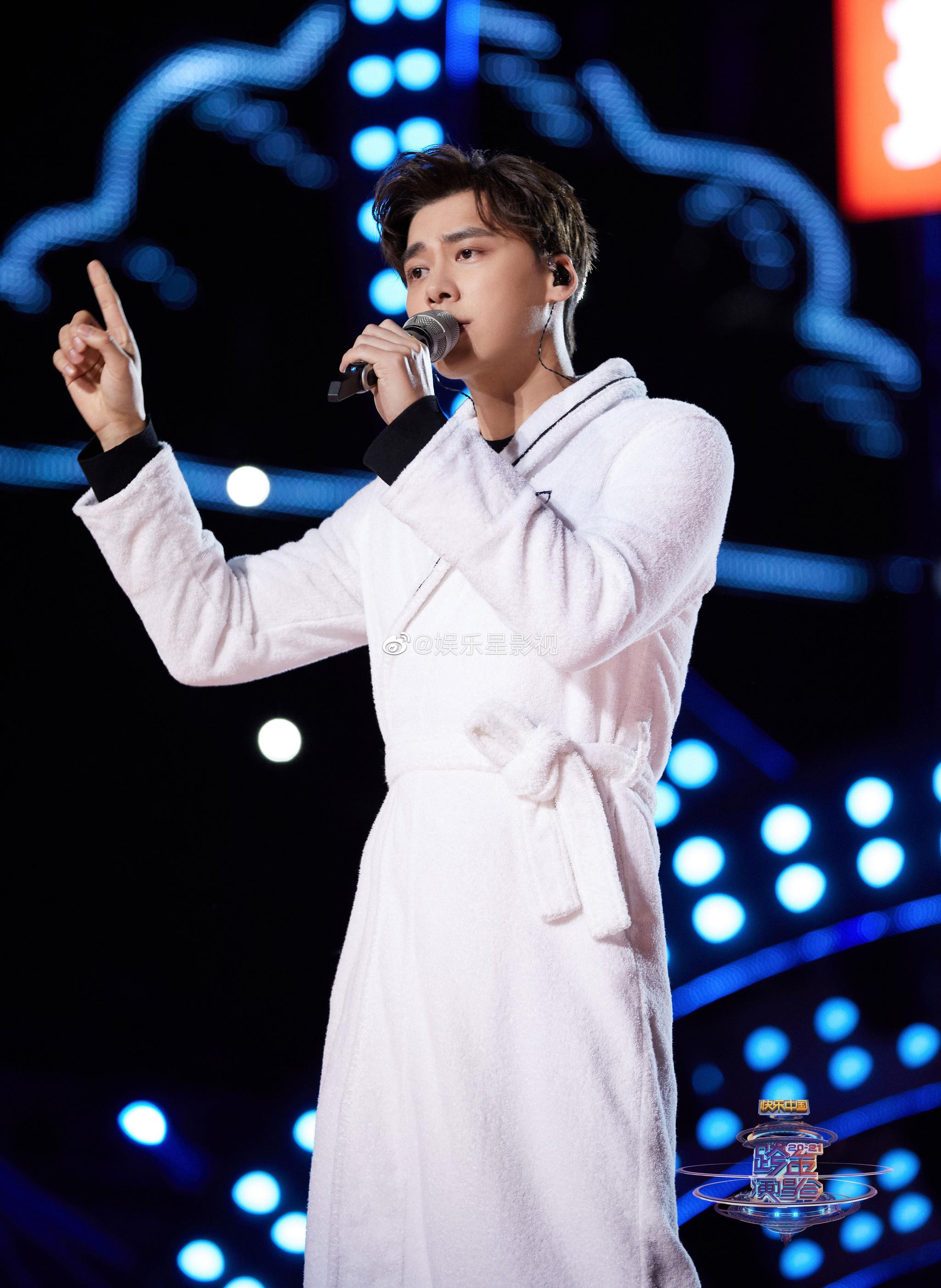 李易峰穿浴袍彩排# @李易峰 唱歌业务能力max,没想到峰峰大男孩的