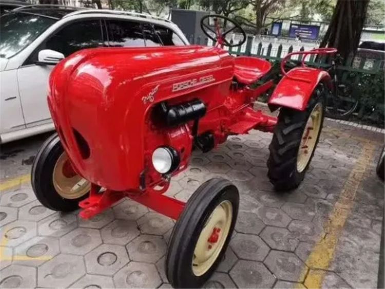 男子花50万拖拉机车标很牛却遭网友吐槽开出去到底能干嘛