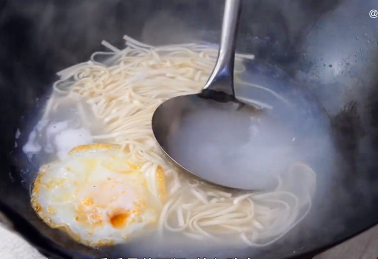 煮面条时最忌水开下锅老师傅教你2个小诀窍出锅爽滑又筋道