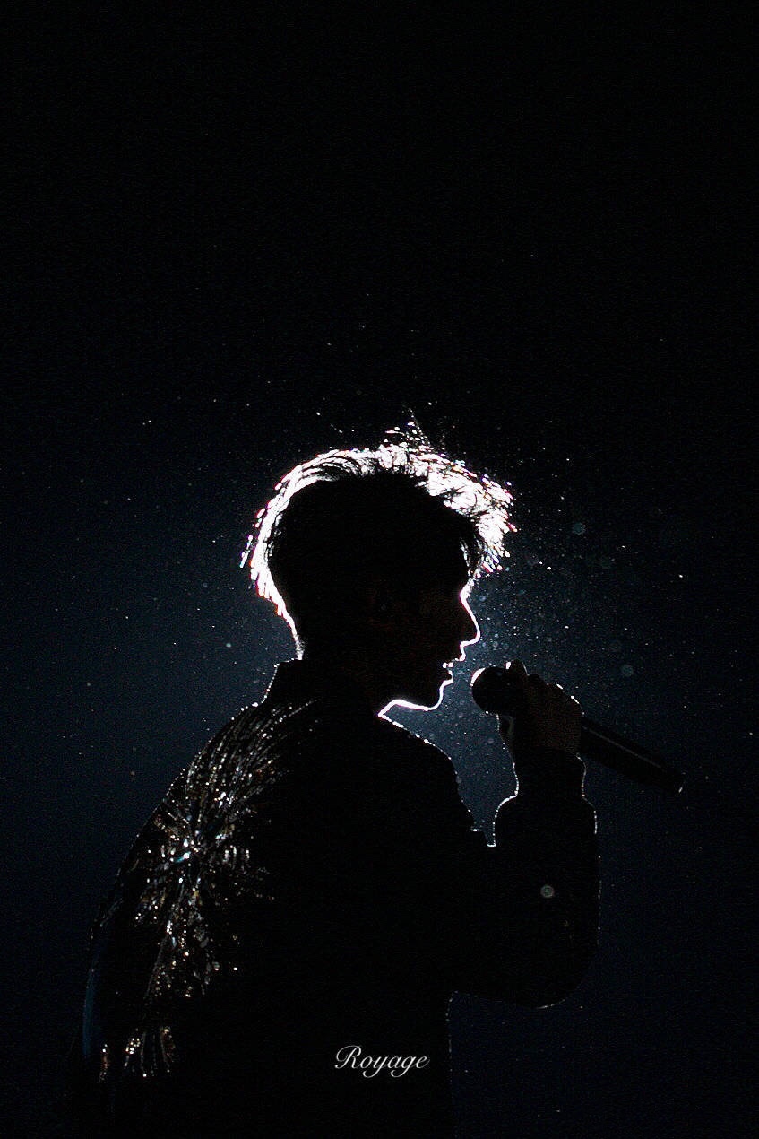 来品一品王源的侧颜剪影杀