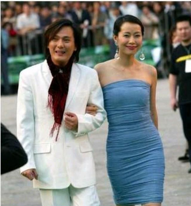 54岁歌王张信哲公开表白李嘉欣被拒后收藏古玩超5亿至今单身