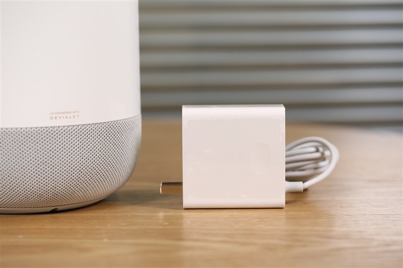 整个音箱唯一的接口在底部,即华为sound x的电源接口.