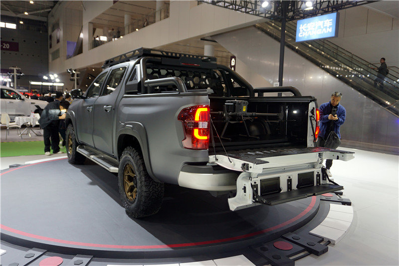智能科技增程皮卡长安猎手三款改装车亮相车展