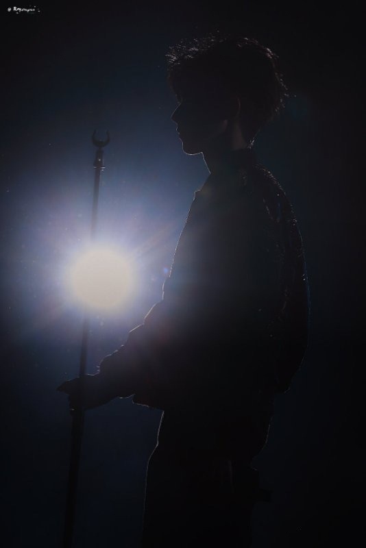 来品一品王源的侧颜剪影杀