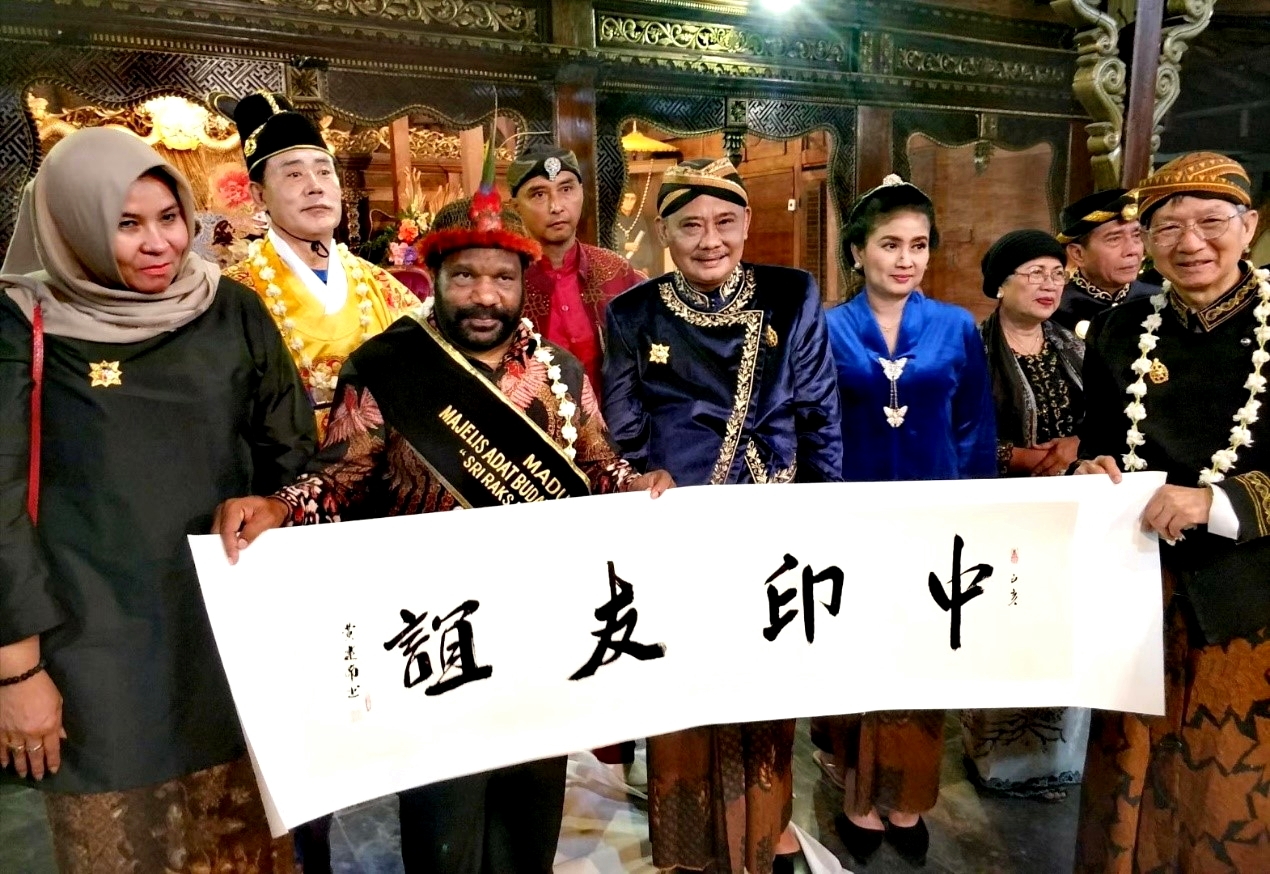 黄建南赠送书法作品《中印友谊》.