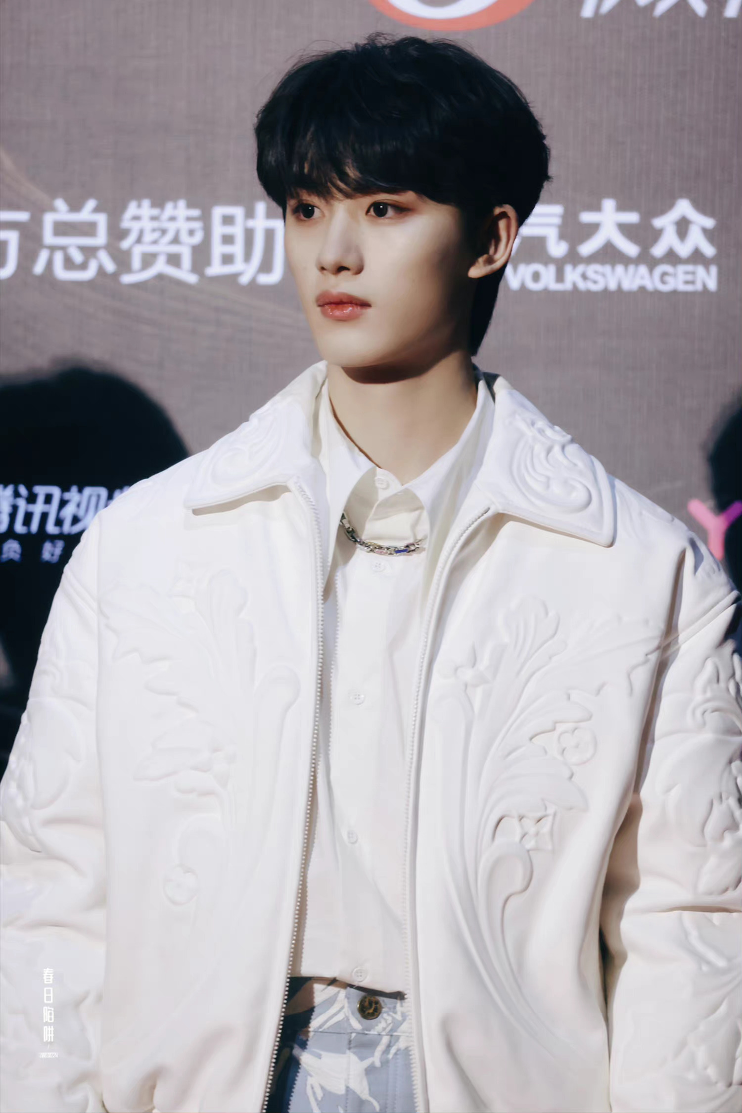 丁程鑫微博音乐盛典生图好精致的一张脸,小鹿眼睛湿漉漉的好帅!