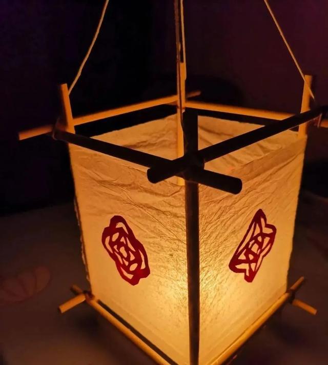 叔嗲塞给我的油纸包,里头包的,就是一包猫屎筒.