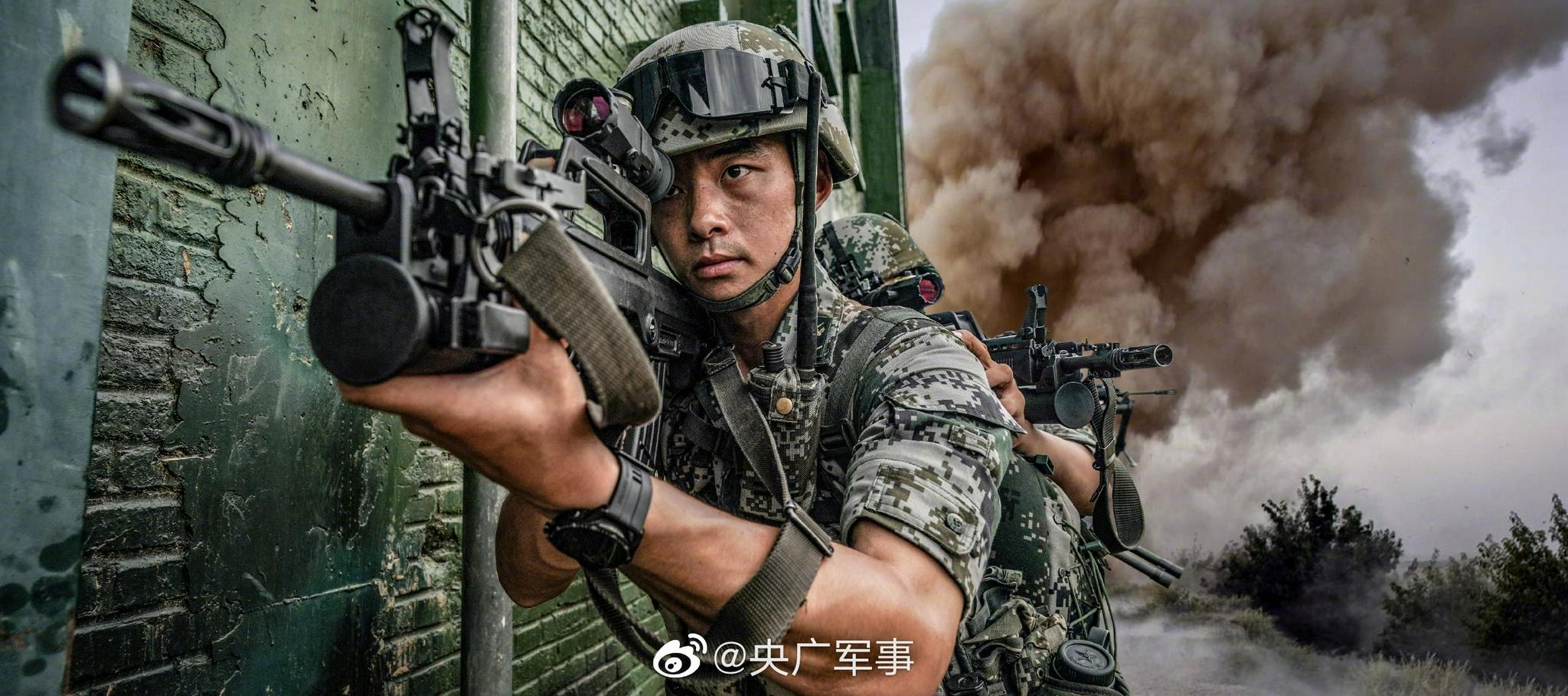 他们是中国人民解放军陆军,他们筑起了一道迷彩的城墙!