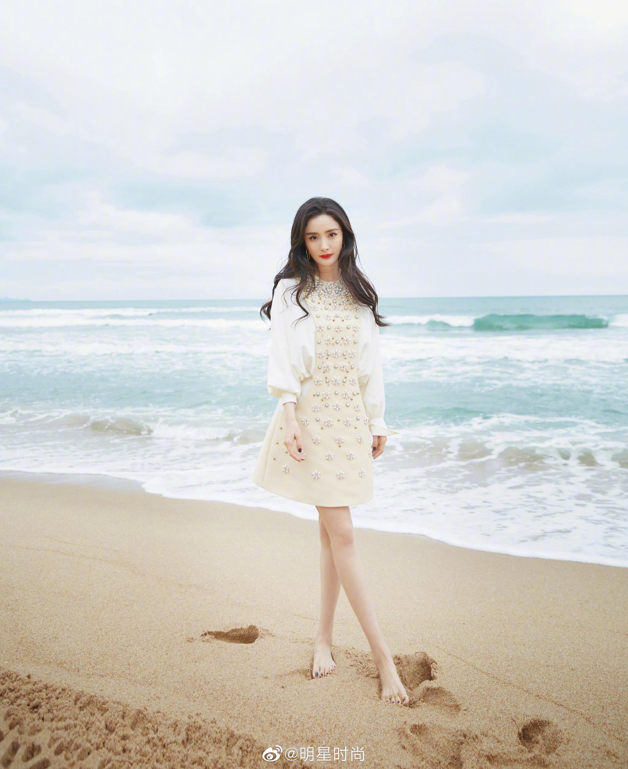 杨幂海边写真大片纯白上衣外搭淡黄珠饰裙装仙气十足