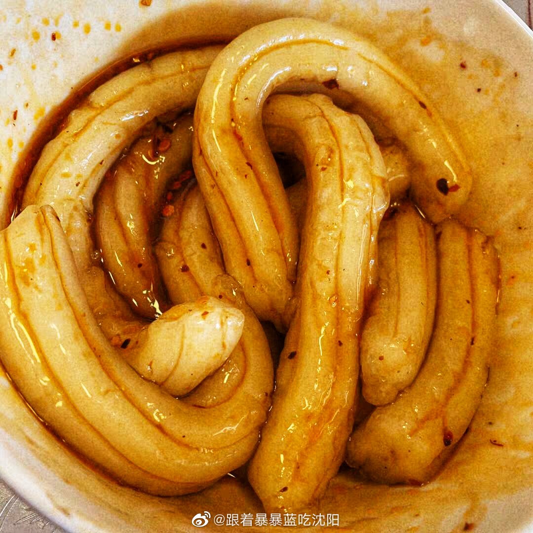 网红粉耗子看着像大辣条吃着像方便面酸辣粉