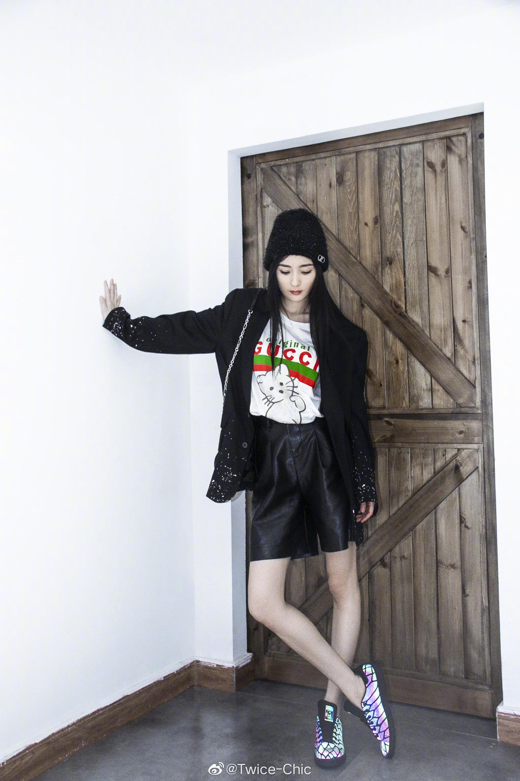 杨幂| 今日一组私服穿搭,身着宽松泼墨西服下配皮短裤与反光板鞋