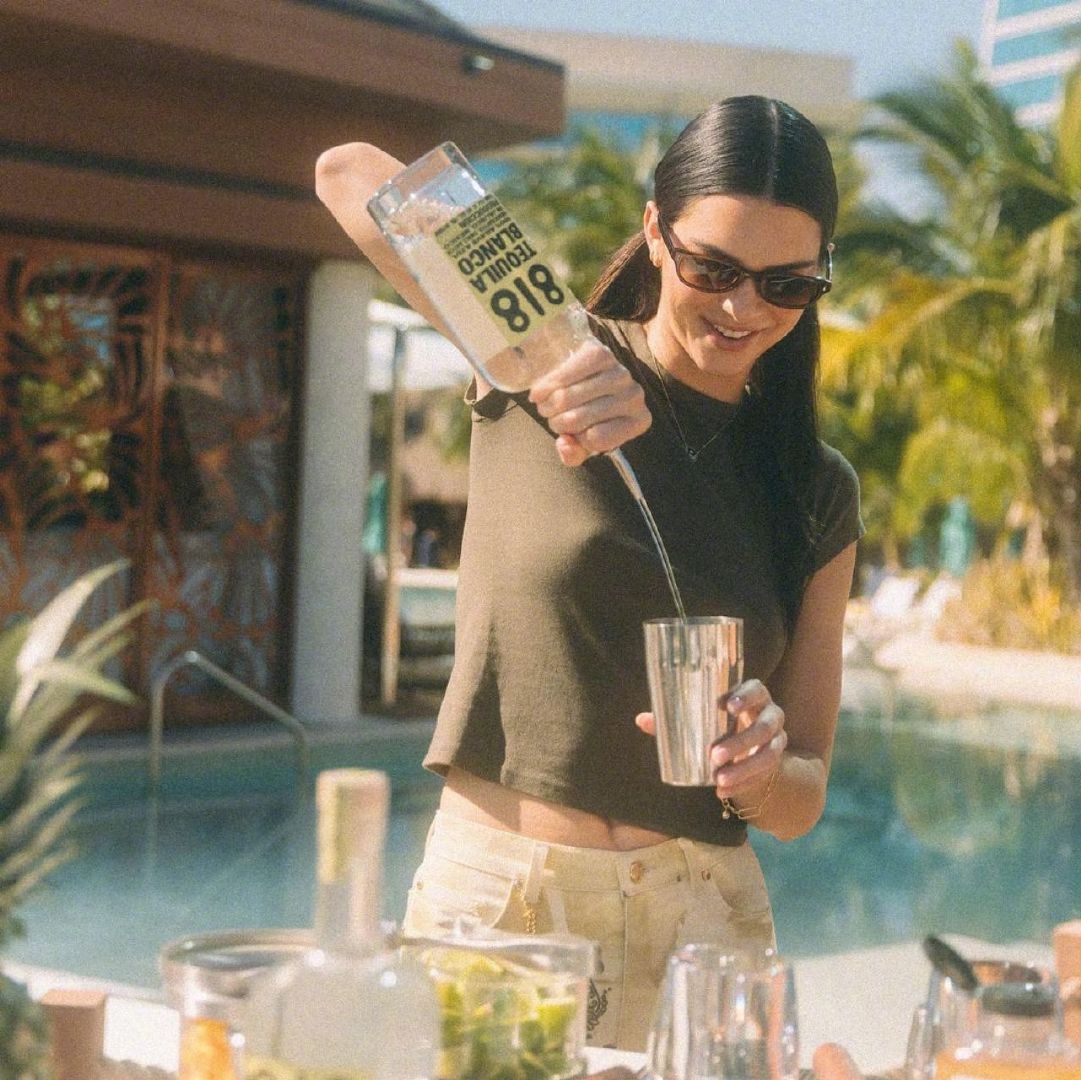 宣传自己龙舌兰酒818的肯豆Kendall Jenner……__财经头条