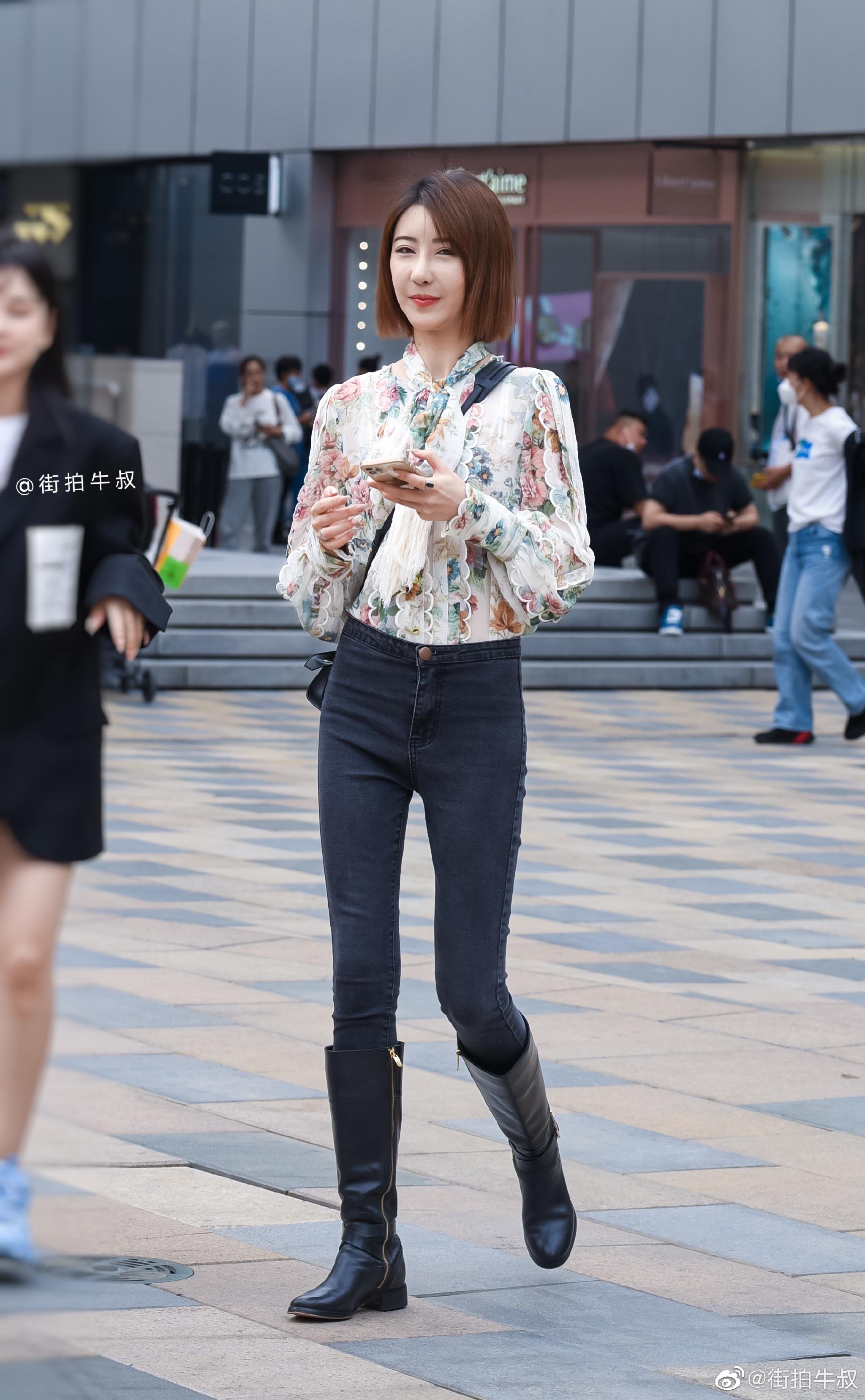 美女穿着甜美的网纱碎花衬衫出街