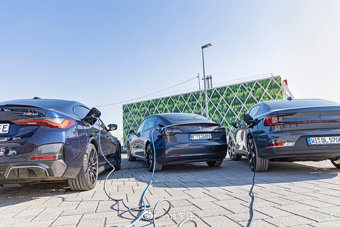 高性能玩具：特斯拉Model3、极星2和BMW i4 M50休闲区蓝鸢梦想 - Www.slyday.coM