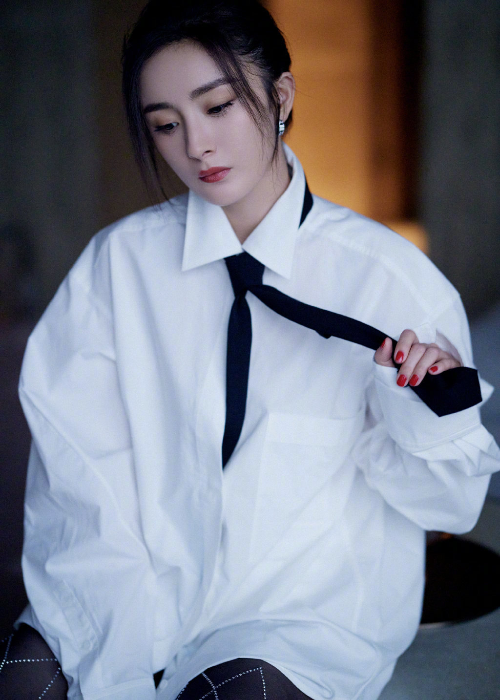 杨幂白衬衫配黑领带超a气场全开闪钻丝袜有点撩人扯领带杀