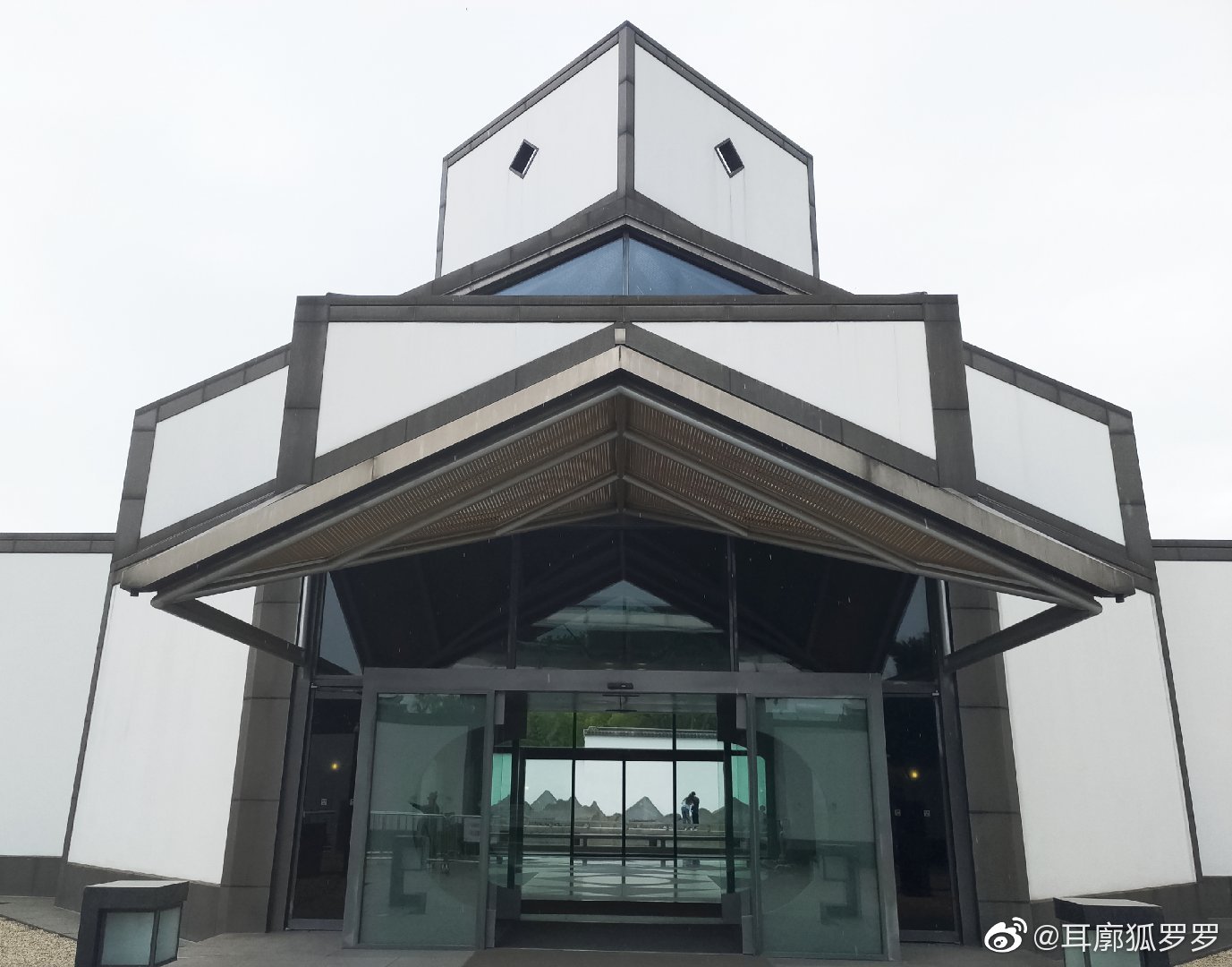 建筑大师贝聿铭的作品!把苏州园林抽象出来