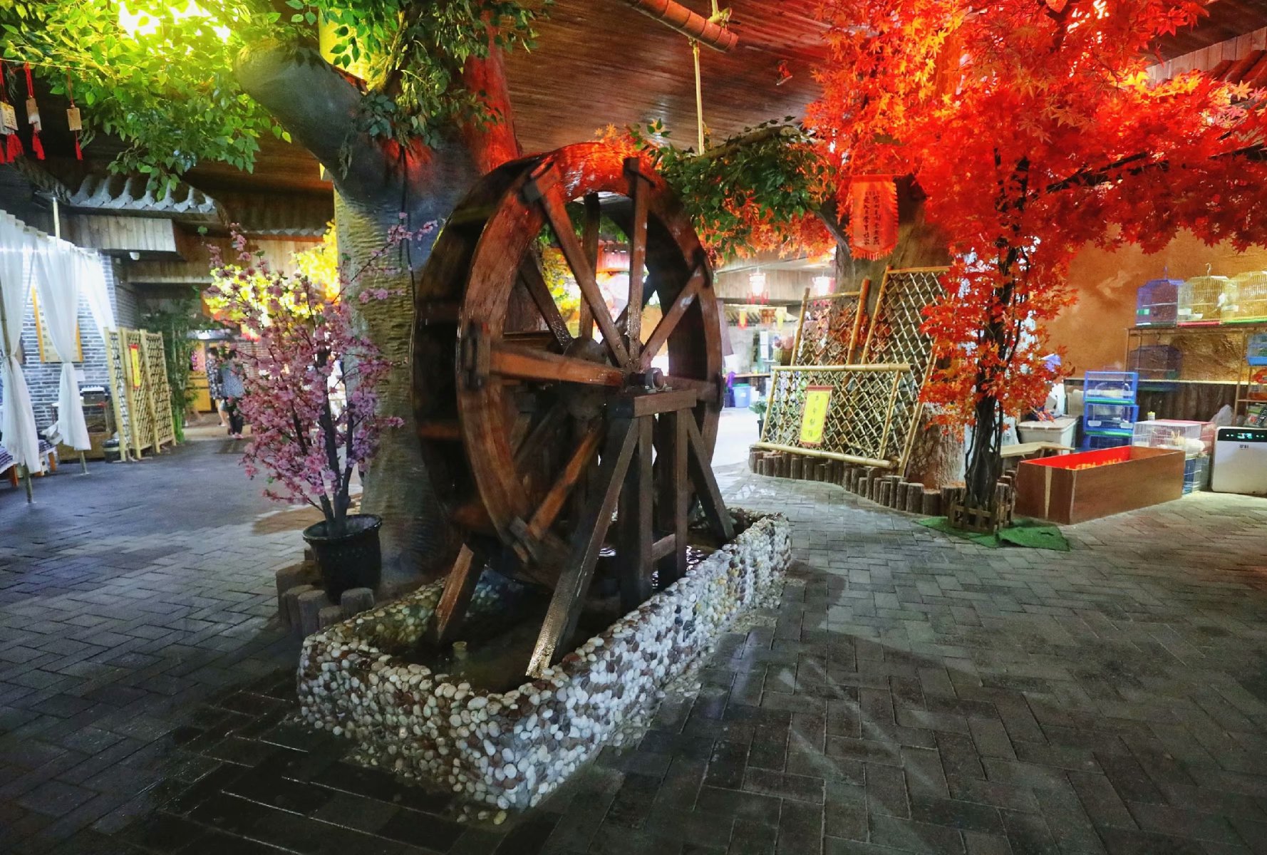 古城潭州"为主旨,别出心裁地打造了一座微缩版的"古都",囊括妙音坊,车